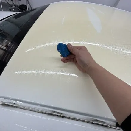 메르세데스 벤츠 E-class (E220d) 루프스킨 제거 및 재시공 3M 2080 Gloss Black / 창원 팔용동