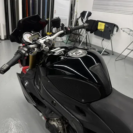 BMW S1000r 오일탱크 랩핑 - 창원바이크랩핑 창원오토바이랩핑 마산바이크랩핑 마산오토바이랩핑 경남바이크랩핑 경남오토바이랩핑 오일탱크랩핑 (플랜비-피아노블랙) / 창원 팔용동