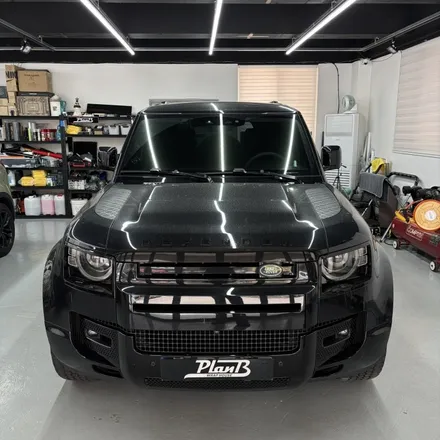 창원랩핑-랜드로버 디팬더 블랙팩 클래딩 고광택랩핑 PlanB PET Gloss Black 경남 마산 고광택랩핑 디팬더하단부 랩핑 올블랙으로 변신! / 창원 팔용동