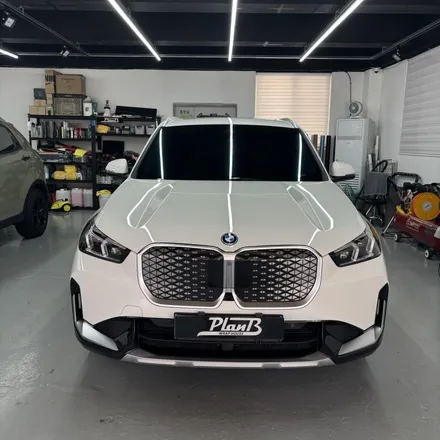 창원랩핑-BMW IX1 포인트랩핑 전기차는 전기차답게 사틴블루로 포인트랩핑!! EV를 더욱더 EV스럽게. 경남랩핑 마산랩핑 경북랩핑 구미랩핑 포인트랩핑 IX1랩핑 / 창원 팔용동