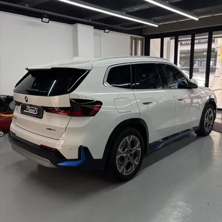 창원랩핑-BMW IX1 포인트랩핑 전기차는 전기차답게 사틴블루로 포인트랩핑!! EV를 더욱더 EV스럽게. 경남랩핑 마산랩핑 경북랩핑 구미랩핑 포인트랩핑 IX1랩핑 / 창원 팔용동