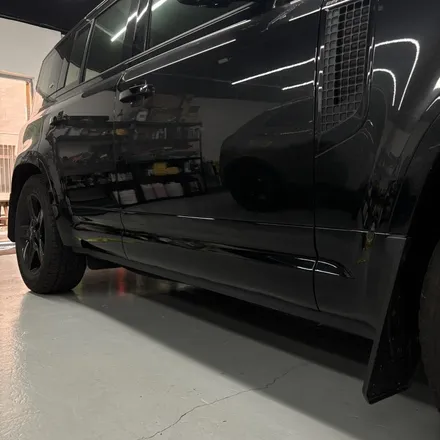 창원랩핑-랜드로버 디팬더 블랙팩 클래딩 고광택랩핑 PlanB PET Gloss Black 경남 마산 고광택랩핑 디팬더하단부 랩핑 올블랙으로 변신! / 창원 팔용동
