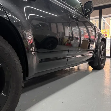 창원랩핑-랜드로버 디팬더 블랙팩 클래딩 고광택랩핑 PlanB PET Gloss Black 경남 마산 고광택랩핑 디팬더하단부 랩핑 올블랙으로 변신! / 창원 팔용동