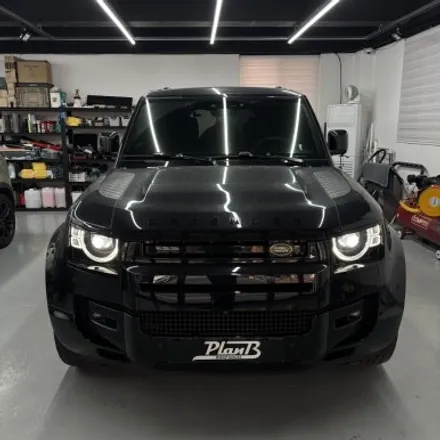 창원랩핑-랜드로버 디팬더 블랙팩 클래딩 고광택랩핑 PlanB PET Gloss Black 경남 마산 고광택랩핑 디팬더하단부 랩핑 올블랙으로 변신! / 창원 팔용동