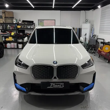 창원랩핑-BMW IX1 포인트랩핑 전기차는 전기차답게 사틴블루로 포인트랩핑!! EV를 더욱더 EV스럽게. 경남랩핑 마산랩핑 경북랩핑 구미랩핑 포인트랩핑 IX1랩핑 / 창원 팔용동
