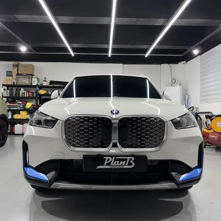 창원랩핑-BMW IX1 포인트랩핑 전기차는 전기차답게 사틴블루로 포인트랩핑!! EV를 더욱더 EV스럽게. 경남랩핑 마산랩핑 경북랩핑 구미랩핑 포인트랩핑 IX1랩핑 / 창원 팔용동