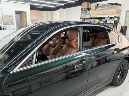창원랩핑 잘하는곳! BMW 520D(G30) 플랜비창원점에서 8년 전 신차컨디션으로 완벽히 복구해드렸습니다. 기존 랩핑 제거 후 벤츠 에메랄드그린 전체랩핑+크롬죽이기 경남마산랩핑 / 창원 팔용동