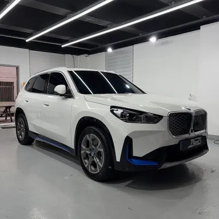 창원랩핑-BMW IX1 포인트랩핑 전기차는 전기차답게 사틴블루로 포인트랩핑!! EV를 더욱더 EV스럽게. 경남랩핑 마산랩핑 경북랩핑 구미랩핑 포인트랩핑 IX1랩핑 / 창원 팔용동
