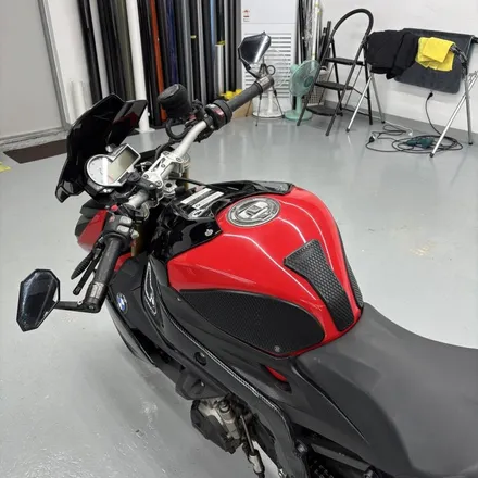 BMW S1000r 오일탱크 랩핑 - 창원바이크랩핑 창원오토바이랩핑 마산바이크랩핑 마산오토바이랩핑 경남바이크랩핑 경남오토바이랩핑 오일탱크랩핑 (플랜비-피아노블랙) / 창원 팔용동