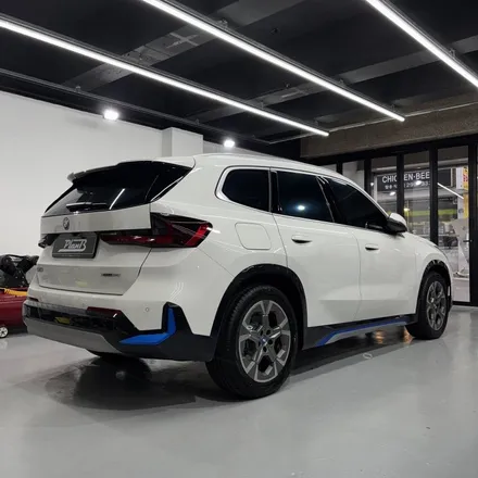창원랩핑-BMW IX1 포인트랩핑 전기차는 전기차답게 사틴블루로 포인트랩핑!! EV를 더욱더 EV스럽게. 경남랩핑 마산랩핑 경북랩핑 구미랩핑 포인트랩핑 IX1랩핑 / 창원 팔용동