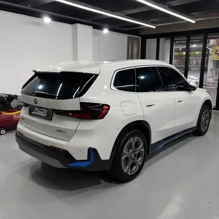 창원랩핑-BMW IX1 포인트랩핑 전기차는 전기차답게 사틴블루로 포인트랩핑!! EV를 더욱더 EV스럽게. 경남랩핑 마산랩핑 경북랩핑 구미랩핑 포인트랩핑 IX1랩핑 / 창원 팔용동