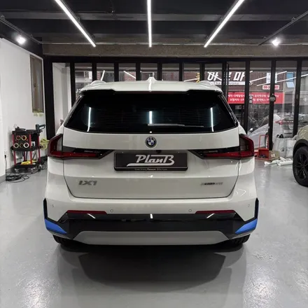 창원랩핑-BMW IX1 포인트랩핑 전기차는 전기차답게 사틴블루로 포인트랩핑!! EV를 더욱더 EV스럽게. 경남랩핑 마산랩핑 경북랩핑 구미랩핑 포인트랩핑 IX1랩핑 / 창원 팔용동