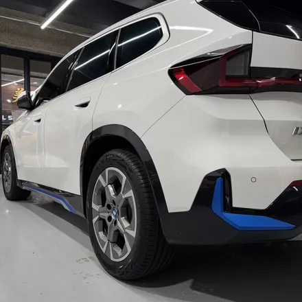 창원랩핑-BMW IX1 포인트랩핑 전기차는 전기차답게 사틴블루로 포인트랩핑!! EV를 더욱더 EV스럽게. 경남랩핑 마산랩핑 경북랩핑 구미랩핑 포인트랩핑 IX1랩핑 / 창원 팔용동