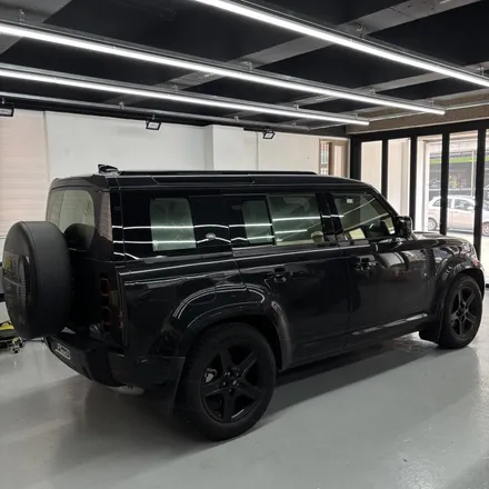 창원랩핑-랜드로버 디팬더 블랙팩 클래딩 고광택랩핑 PlanB PET Gloss Black 경남 마산 고광택랩핑 디팬더하단부 랩핑 올블랙으로 변신! / 창원 팔용동