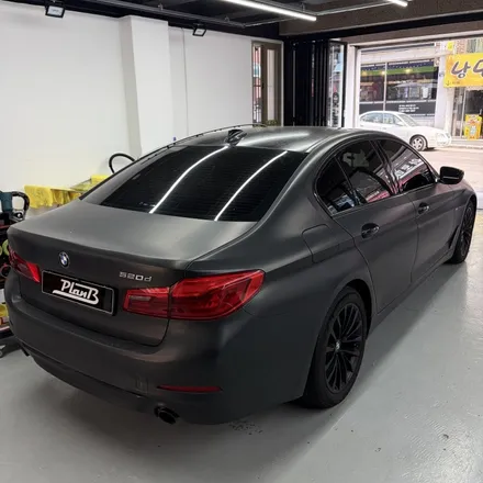 창원랩핑 잘하는곳! BMW 520D(G30) 플랜비창원점에서 8년 전 신차컨디션으로 완벽히 복구해드렸습니다. 기존 랩핑 제거 후 벤츠 에메랄드그린 전체랩핑+크롬죽이기 경남마산랩핑 / 창원 팔용동