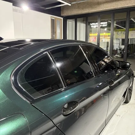 창원랩핑 잘하는곳! BMW 520D(G30) 플랜비창원점에서 8년 전 신차컨디션으로 완벽히 복구해드렸습니다. 기존 랩핑 제거 후 벤츠 에메랄드그린 전체랩핑+크롬죽이기 경남마산랩핑 / 창원 팔용동