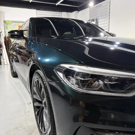 창원랩핑 잘하는곳! BMW 520D(G30) 플랜비창원점에서 8년 전 신차컨디션으로 완벽히 복구해드렸습니다. 기존 랩핑 제거 후 벤츠 에메랄드그린 전체랩핑+크롬죽이기 경남마산랩핑 / 창원 팔용동