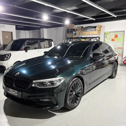 창원랩핑 잘하는곳! BMW 520D(G30) 플랜비창원점에서 8년 전 신차컨디션으로 완벽히 복구해드렸습니다. 기존 랩핑 제거 후 벤츠 에메랄드그린 전체랩핑+크롬죽이기 경남마산랩핑 / 창원 팔용동