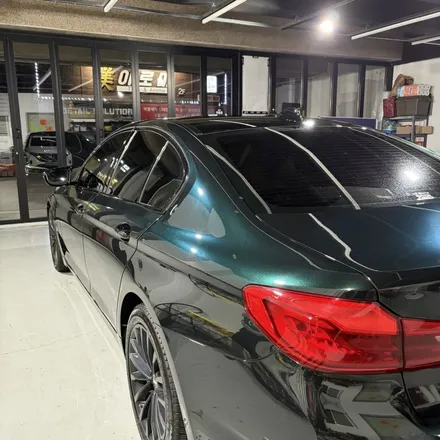 창원랩핑 잘하는곳! BMW 520D(G30) 플랜비창원점에서 8년 전 신차컨디션으로 완벽히 복구해드렸습니다. 기존 랩핑 제거 후 벤츠 에메랄드그린 전체랩핑+크롬죽이기 경남마산랩핑 / 창원 팔용동