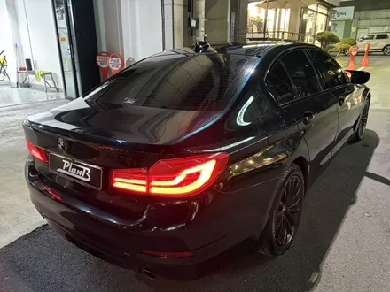 창원랩핑 잘하는곳! BMW 520D(G30) 플랜비창원점에서 8년 전 신차컨디션으로 완벽히 복구해드렸습니다. 기존 랩핑 제거 후 벤츠 에메랄드그린 전체랩핑+크롬죽이기 경남마산랩핑 / 창원 팔용동