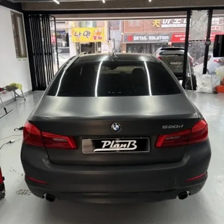 창원랩핑 잘하는곳! BMW 520D(G30) 플랜비창원점에서 8년 전 신차컨디션으로 완벽히 복구해드렸습니다. 기존 랩핑 제거 후 벤츠 에메랄드그린 전체랩핑+크롬죽이기 경남마산랩핑 / 창원 팔용동