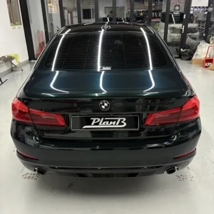 창원랩핑 잘하는곳! BMW 520D(G30) 플랜비창원점에서 8년 전 신차컨디션으로 완벽히 복구해드렸습니다. 기존 랩핑 제거 후 벤츠 에메랄드그린 전체랩핑+크롬죽이기 경남마산랩핑 / 창원 팔용동