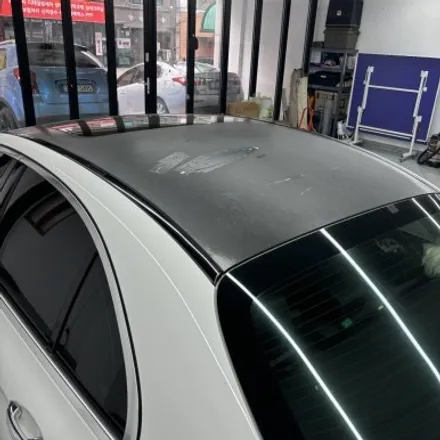 메르세데스 벤츠 E-class (E220d) 루프스킨 제거 및 재시공 3M 2080 Gloss Black / 창원 팔용동