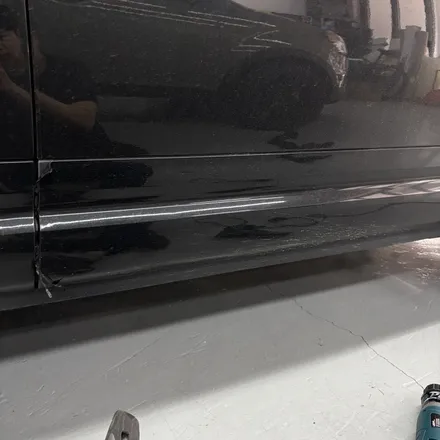 창원랩핑-랜드로버 디팬더 블랙팩 클래딩 고광택랩핑 PlanB PET Gloss Black 경남 마산 고광택랩핑 디팬더하단부 랩핑 올블랙으로 변신! / 창원 팔용동