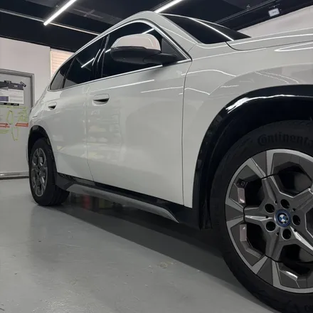 창원랩핑-BMW IX1 포인트랩핑 전기차는 전기차답게 사틴블루로 포인트랩핑!! EV를 더욱더 EV스럽게. 경남랩핑 마산랩핑 경북랩핑 구미랩핑 포인트랩핑 IX1랩핑 / 창원 팔용동