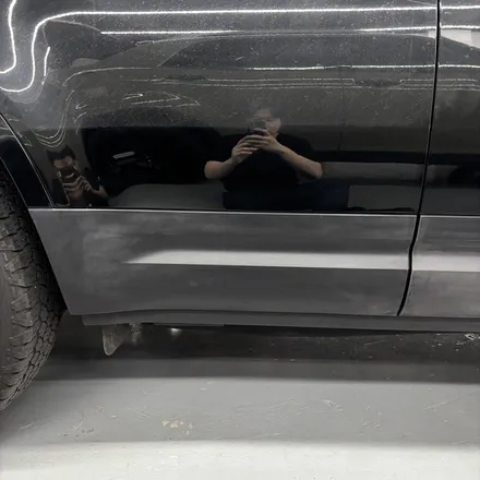 창원랩핑-랜드로버 디팬더 블랙팩 클래딩 고광택랩핑 PlanB PET Gloss Black 경남 마산 고광택랩핑 디팬더하단부 랩핑 올블랙으로 변신! / 창원 팔용동