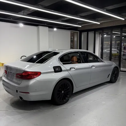 창원랩핑 잘하는곳! BMW 520D(G30) 플랜비창원점에서 8년 전 신차컨디션으로 완벽히 복구해드렸습니다. 기존 랩핑 제거 후 벤츠 에메랄드그린 전체랩핑+크롬죽이기 경남마산랩핑 / 창원 팔용동