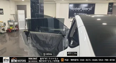 대구 테슬라 모델Y 썬팅 레인보우 썬팅 I90 Black 시공 / 신차썬팅 신차패키지 예약 시공 추가 혜택+ / 테슬라 모델Y 모니터 보호필름 스포츠 페달 깔끔시공 / BTM모터스 / 대구 동구