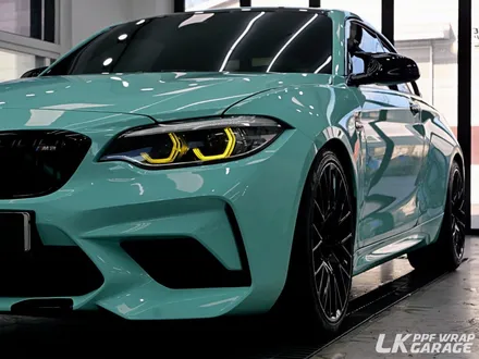 내 차량을 트랜디한 컬러로 랩핑하고 싶다면? BMW M2(F87) 오토벨벳 고광택 티파니블루 전체랩핑 / 하남 신장동