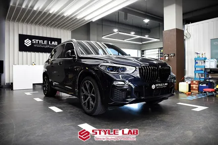 크롬죽이기 최고! BMW X5 모델을 상위버전으로 업글했어요. M 모델에 들어가는 블랙몰딩! 헤드라이트 PPF는 필수예요. / 하남시 초일동