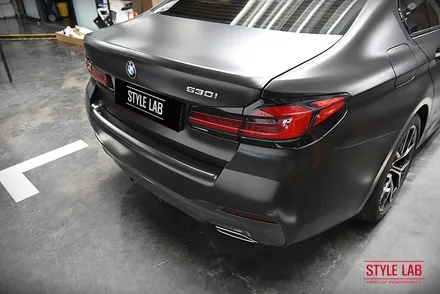 화이트에서 블랙으로 변신!~ BMW 530i 전체랩핑 했습니다. 3M 사틴 블랙은 언제나 인기최고. 블랙그릴과 실내랩핑, 크롬죽이기까지! 하남랩핑 전문점 스타일랩 / 하남, 송파, 강동, 경기광주