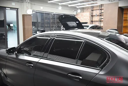 화이트에서 블랙으로 변신!~ BMW 530i 전체랩핑 했습니다. 3M 사틴 블랙은 언제나 인기최고. 블랙그릴과 실내랩핑, 크롬죽이기까지! 하남랩핑 전문점 스타일랩 / 하남, 송파, 강동, 경기광주