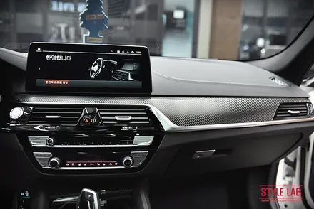 화이트에서 블랙으로 변신!~ BMW 530i 전체랩핑 했습니다. 3M 사틴 블랙은 언제나 인기최고. 블랙그릴과 실내랩핑, 크롬죽이기까지! 하남랩핑 전문점 스타일랩 / 하남, 송파, 강동, 경기광주