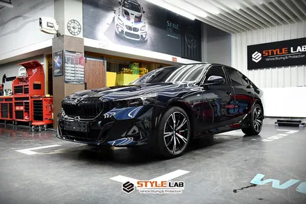 BMW 530i 메디테리안 블루에 강력한 갑옷을 입혀보자. 본넷은 장폭 써야지! PPF 시공 탑클래스가 있는 하남 스타일랩 / 하남시 초일동