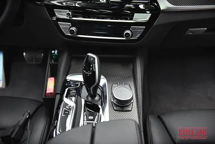 화이트에서 블랙으로 변신!~ BMW 530i 전체랩핑 했습니다. 3M 사틴 블랙은 언제나 인기최고. 블랙그릴과 실내랩핑, 크롬죽이기까지! 하남랩핑 전문점 스타일랩 / 하남, 송파, 강동, 경기광주