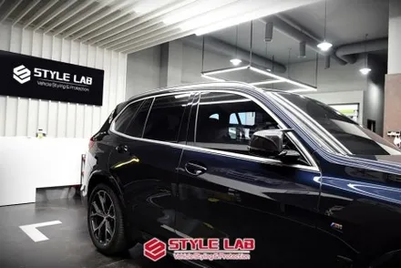 크롬죽이기 최고! BMW X5 모델을 상위버전으로 업글했어요. M 모델에 들어가는 블랙몰딩! 헤드라이트 PPF는 필수예요. / 하남시 초일동