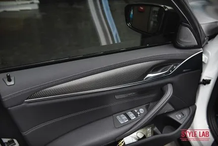 화이트에서 블랙으로 변신!~ BMW 530i 전체랩핑 했습니다. 3M 사틴 블랙은 언제나 인기최고. 블랙그릴과 실내랩핑, 크롬죽이기까지! 하남랩핑 전문점 스타일랩 / 하남, 송파, 강동, 경기광주