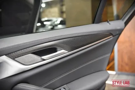 화이트에서 블랙으로 변신!~ BMW 530i 전체랩핑 했습니다. 3M 사틴 블랙은 언제나 인기최고. 블랙그릴과 실내랩핑, 크롬죽이기까지! 하남랩핑 전문점 스타일랩 / 하남, 송파, 강동, 경기광주