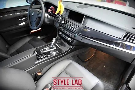 BMW F10 520d 실내랩핑. 3M 브러쉬 스틸로 모던한 느낌을 연출해 봤어요. 하남랩핑, 하남실내랩핑, 미사실내랩핑 전문 스타일랩 하남점 / 하남시 초일동