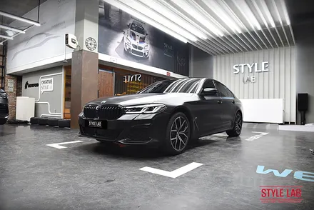 화이트에서 블랙으로 변신!~ BMW 530i 전체랩핑 했습니다. 3M 사틴 블랙은 언제나 인기최고. 블랙그릴과 실내랩핑, 크롬죽이기까지! 하남랩핑 전문점 스타일랩 / 하남, 송파, 강동, 경기광주