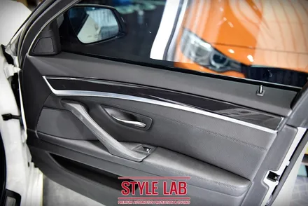 BMW F10 520d 실내랩핑. 3M 브러쉬 스틸로 모던한 느낌을 연출해 봤어요. 하남랩핑, 하남실내랩핑, 미사실내랩핑 전문 스타일랩 하남점 / 하남시 초일동