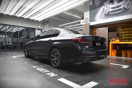 화이트에서 블랙으로 변신!~ BMW 530i 전체랩핑 했습니다. 3M 사틴 블랙은 언제나 인기최고. 블랙그릴과 실내랩핑, 크롬죽이기까지! 하남랩핑 전문점 스타일랩 / 하남, 송파, 강동, 경기광주