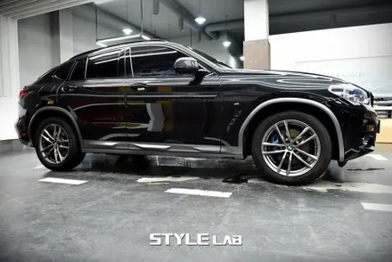 BMW G02 X4 하단 그레이 가니쉬 유광 블랙으로~ 블랙 차량을 원톤으로 만들었습니다. 랩핑은 하남 스타일랩! / 하남시 초일동