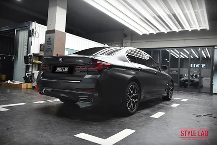 화이트에서 블랙으로 변신!~ BMW 530i 전체랩핑 했습니다. 3M 사틴 블랙은 언제나 인기최고. 블랙그릴과 실내랩핑, 크롬죽이기까지! 하남랩핑 전문점 스타일랩 / 하남, 송파, 강동, 경기광주