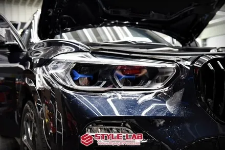 크롬죽이기 최고! BMW X5 모델을 상위버전으로 업글했어요. M 모델에 들어가는 블랙몰딩! 헤드라이트 PPF는 필수예요. / 하남시 초일동