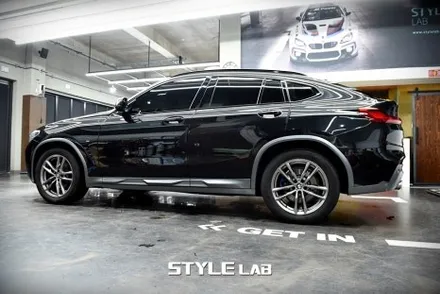 BMW G02 X4 하단 그레이 가니쉬 유광 블랙으로~ 블랙 차량을 원톤으로 만들었습니다. 랩핑은 하남 스타일랩! / 하남시 초일동